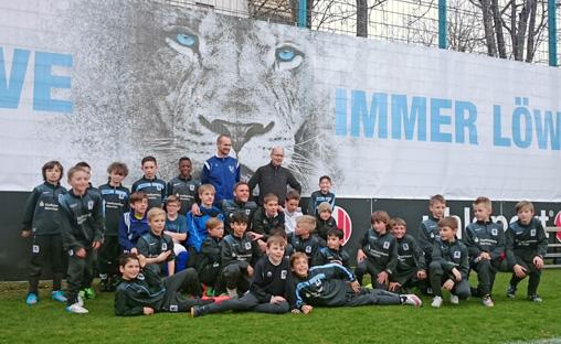 U10- und U11-Junglöwen und Kinder des SC Gröbenzell kickten mit Profi Dominik Stahl. Foto: TSV 1860