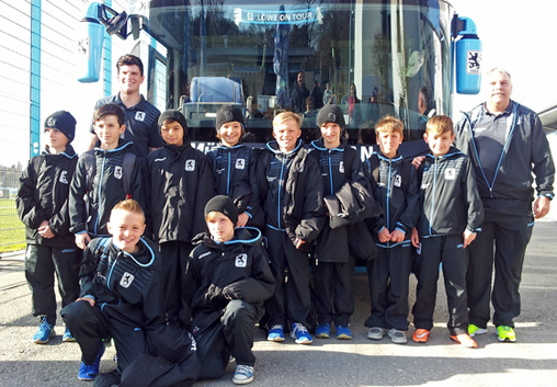 Die U10-Junglöwen durften mit dem TSV 1860-Mannschaftsbus zum Turnier nach Mönchengladbach reisen. Foto: TSV 1860