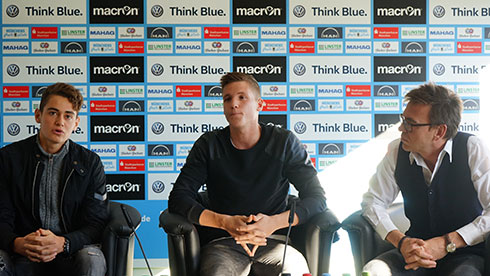 Die NLZ-Spielervertreter Alexander Fuchs (v. li.), Lukas Aigner und Geschäftsführer Markus Rejek stellen das Projekt vor. Foto: TSV 1860
