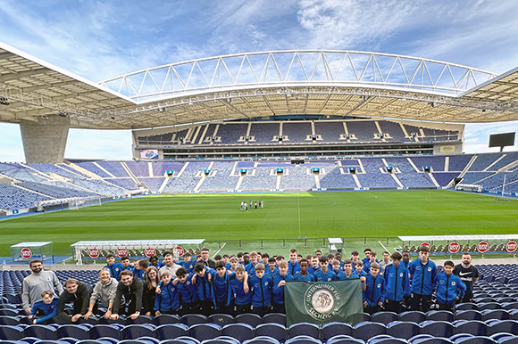 BU: Zum Abschluss der Portugalreise gab’s nochmals ein Gruppenfoto im Estádio do Dragão. Foto: Privat
