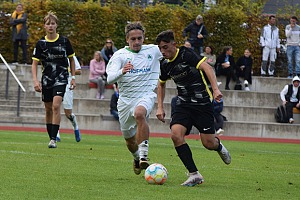 Das Hinspiel in Fürth gewannen die Sechzger mit 1:0: Die Löwen Mike Gevorgyan (re.) und Xaver Kiefersauer (li.). Foto: Markus Burger