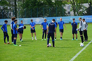 Trainer Jonas Schittenhelm versammelt seine Spieler zum Abschlusstraining vor der Fahrt nach Frankfurt. Foto: Joachim Mentel