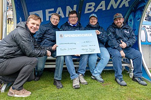 Ein Spendenscheck fürs NLZ (v. li.): Roy Matthes, Stephan Vogl, Andreas und Angela Wieser sowie Andreas Schönberger. Foto: Anne Wild