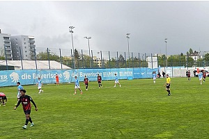 Die U17 passte gegen Eintracht Frankfurt ihre Leistung dem wechselhaften Wetter an. Foto: Christian Stegmaier