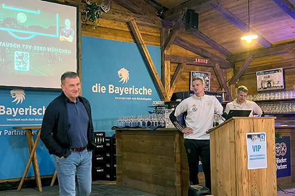 NLZ-Leiter Manfred Paula begrüßt Sven und Lars Bender in der SechzgerAlm. Foto: Christian Stegmaier