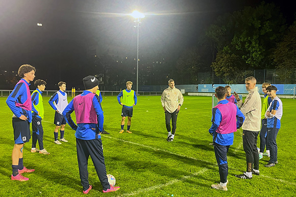 Gespannt lauschen die U19-Junglöwen den Ausführungen der beiden Ex-Profis. Foto: Christian Stegmaier