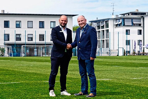 Michael Scharold, Geschäftsführer Finanzen der TSV München von 1860 GmbH & Co. KGaA, und Josef Wieser, Vorsitzender des Unternehmer für Sechzig e.V.