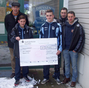 Junglöwen überreichen einen Scheck für das SOS-Kinderdorf in Dießen. Foto: TSV 1860