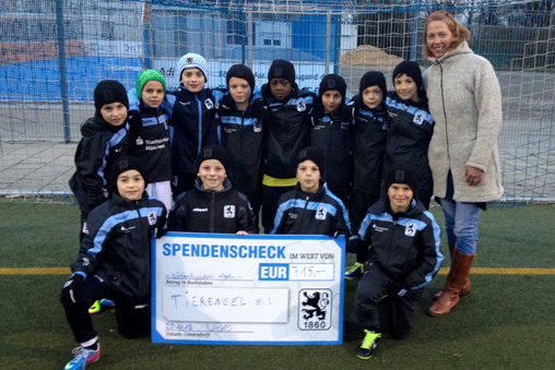 Die U10-Junioren übergeben die von ihnen gesammelten Spenden an Tierengel e.V.