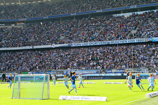 Auftritt vor großer Kulisse: Kinder der Löwen-Fußballschule in der Arena. Foto: A. Wild