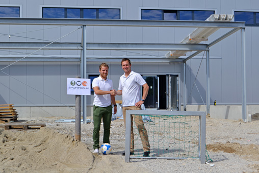 Juniorenleiter Roy Matthes und Geschäftsführer der Sporttraum GmbH Christoph Schmitt bei der Vertragsunterzeichnung Anfang Juli in Heimstetten. 