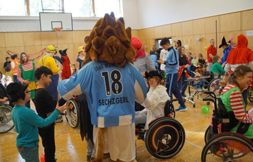 U10- und U-11 Junglöwen feiern Fasching bei der Stiftung ICP München. Fotos: TSV 1860
