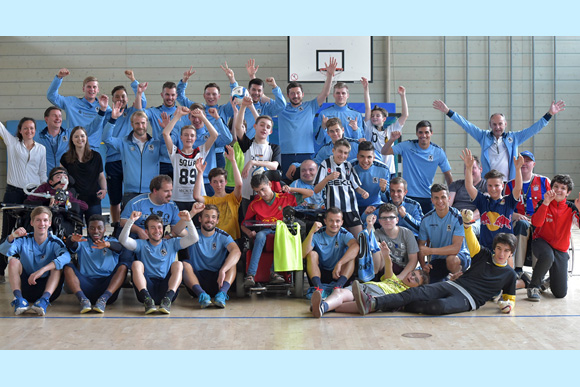 Beim besuch der Pfennigparade spielte die Löwen-U21 noch ein kleines Fußball-Turnier mit den Jugendlichen. Foto: TSV 1860