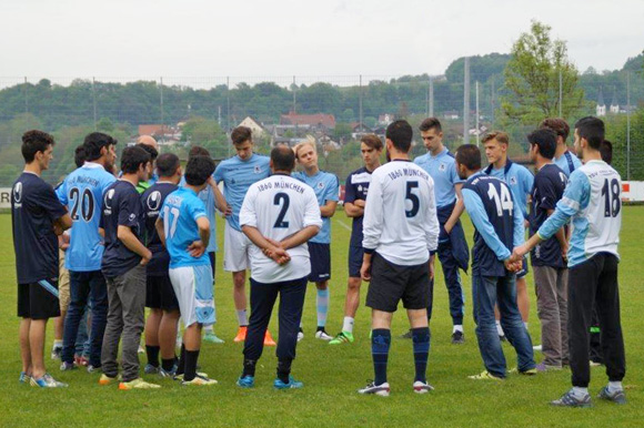 U17-Junioren mit jungen Geflüchteten in Gars am Inn. Foto: TSV 1860