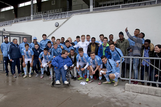 Gemeinsam im Stadion: Jugendliche vom St. Zeno Bildungswerk und U19-Junioren