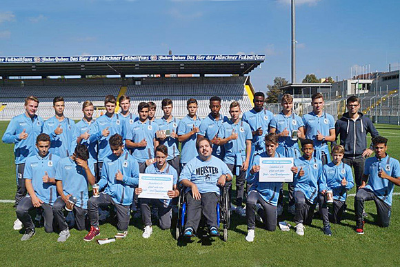 Sammelten Geld für die Lichtblick Seniorenhilfe: U16-Junglöwen. Foto: TSV 1860