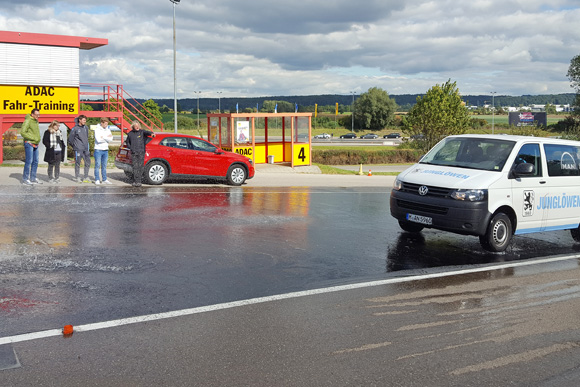 Mitarbeiter des NLZ absolvieren ein ADAC-Fahrsicherheitstraining. Fotos: TSV 1860