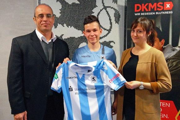 TSV 1860-Geschäftsführer Anthony Power, U17-Spieler Stefan Reuter jr. und Laura Riedlinger von der DKMS. Foto: TSV 1860