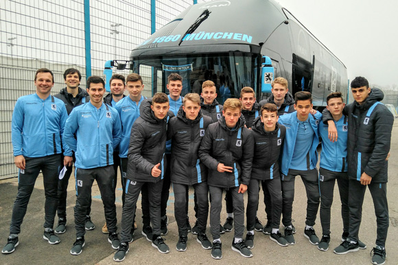 Mit dem Profibus zum Hallenturnier: U15-Junglöwen. Foto: TSV 1860