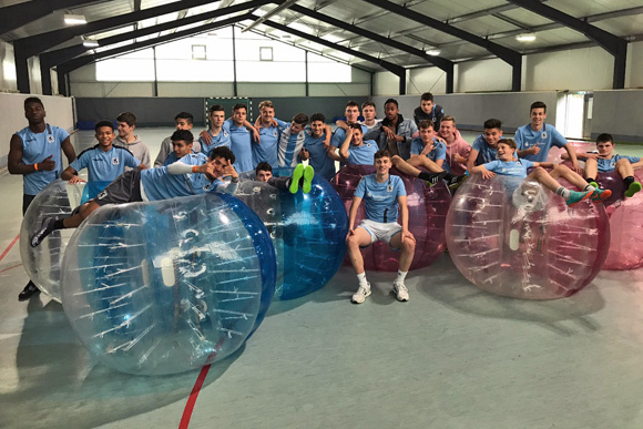 Die Junglöwen beim „Bubble Soccer“. Foto: TSV 1860
