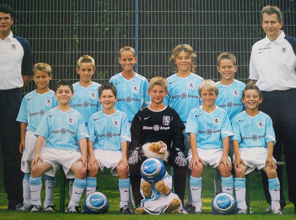 U10-Junglöwen in der Saison 2004/05: Felix Weber (oben, 2. Spieler von rechts), Maximilian Wittek (unten, 1. Spieler von rechts) und Emanuel Taffertshofer (unten, 2. Spieler von rechts).