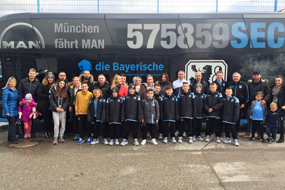 Die U10-Junglöwen durften mit dem Bus der ersten Mannschaft des TSV 1860 nach Greven reisen. Foto: TSV 1860