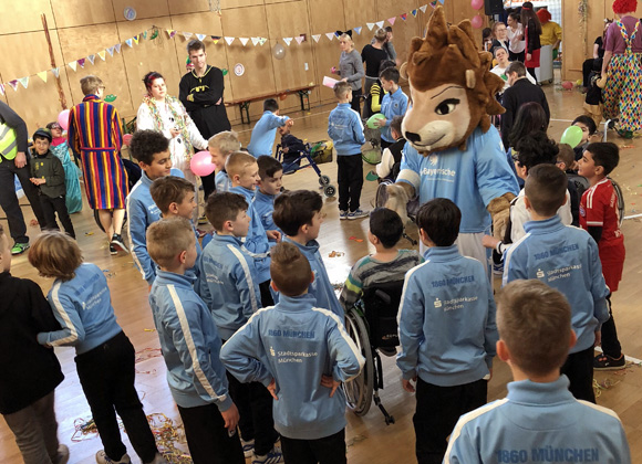 U10- und U11-Junglöwen bei der Faschingsfeier im ICP. Foto: TSV 1860