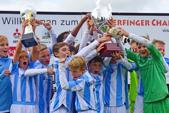 Die U13-Junglöwen nach dem Gewinn des Challenge Cups in Otterfing. FOto: TSV 1860