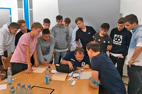 Projekt-Koordinator Andreas de Biasio erklärt den Spielern der U15 Aspekte seiner Sehbehinderung. Foto: TSV 1860