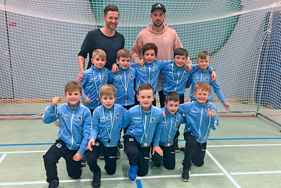 Löwenstarke Unterstützung für die U9: Benny Lauth und Aaron Berzel. Foto: TSV 1860