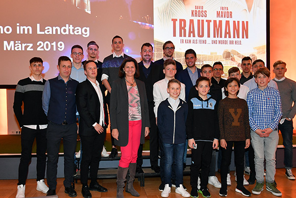 Junglöwen zu Besuch im Landtag. Foto: TSV 1860