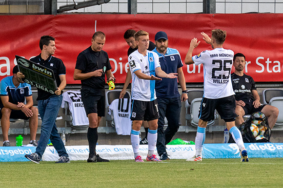 Profidebüt: Einwechslung von Fabian Greilinger beim Spiel gegen Preußen Münster. Foto: A. Wild