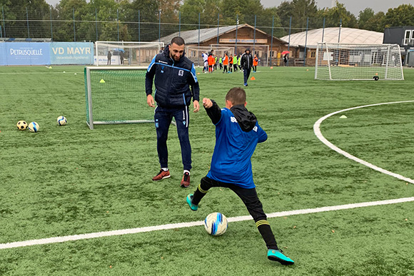 Löwen-Profi Efkan Bekiroglu nahm sich viel Zeit für die Kids. Foto: TSV 1860