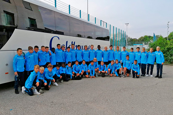 U13- und U14-Junglöwen vor der Abfahrt ins Trainingslager. Foto: TSV 1860