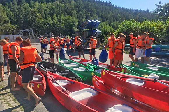 Auch eine Kanufahrt gehörte zu den Teambuilding-Maßnahmen der U17 im Trainingslager. Foto: TSV 1860