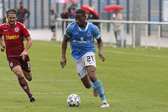 Profidebut beim TSV 1860 München: Johann Ngounou Djayo. Foto: Anne Wild