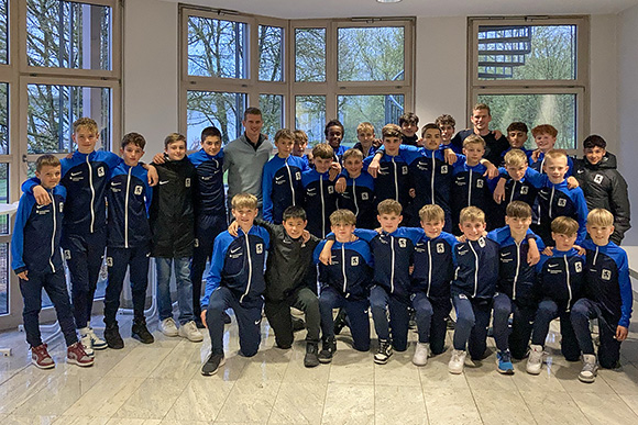 Sven und Lars Bender besuchen die U13- und U14-Junglöwen. Foto: TSV 1860