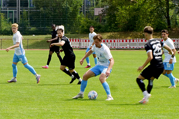 Leon Tutic kehrt nach seiner Roten Karte in Gundelfingen im Spiel bei Spitzenreiter TSV Landsberg ins Löwen-Team zurück. Foto: Joachim Mentel