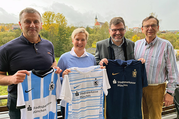 Manfred Paula (li) und Viechtachs Bürgermeister Franz Wittmann (re.) mit Arberland Regio GmbH- & VHS-Leiter Wolfgang Günthner sowie Kollegin Carolin Süß. Foto: Monika Häuslmeier