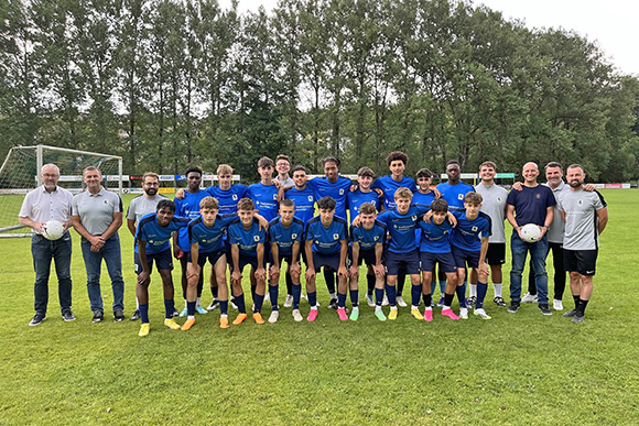 Trainer Felix Hirschnagl (re.) mit seinem Team im Trainingslager in Viechtach vor dem Saisonstart. Foto: Häuslmeier