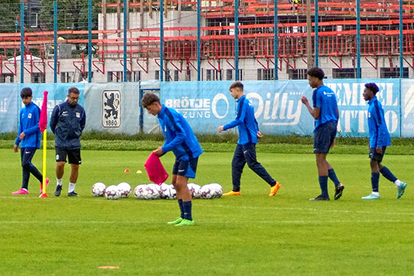 Das Training fand diese Woche ohne Chefcoach Felix Hirschnagl statt. Er beobachtete die Einheiten per Video. Foto: TSV 1860
