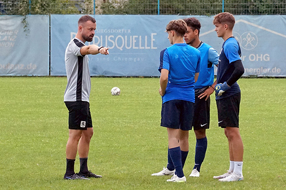 Chefcoach Felix Hirschnagl gibt klare Anweisungen für das Derby am FCB-Campus. Foto: TSV 1860