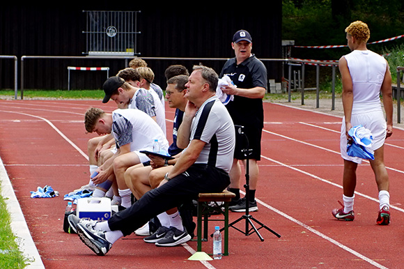 Die Spieler von der Bank müssten nach der Einwechslung sofort da sein, fordert Trainer Frank Schmöller (vorne). Foto: Joachim Mentel