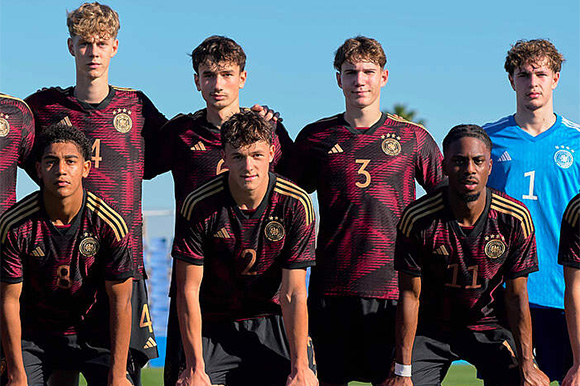 Lukas Reich (Mitte, Nummer 2) spielte erstmals für die U18 des DFB. Foto: DFB