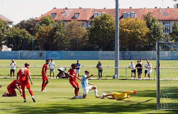 Luk Hohmann kam in der 6. Minute gegen FCH-Keeper Tom Gerlach einen Schritt zu spät. Foto: Joachim Mentel