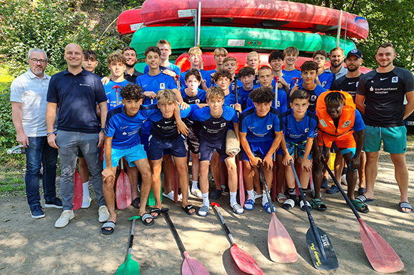 Die U16 zusammen mit Viechtachs 2. Bürgermeister Hans Greil (li.) und Christian Kirsch von PASSION4IT (2. v. li.) beim Kanuverleih Bayerwald. Foto: Angelika Filser