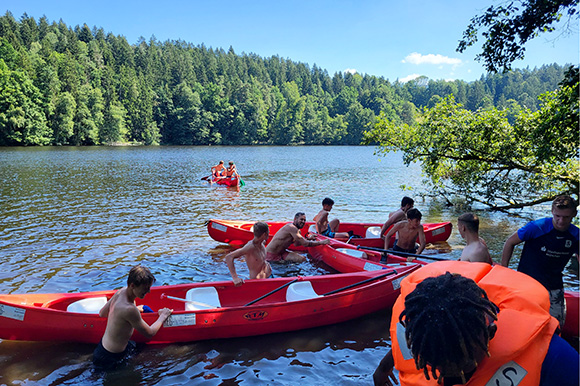 Für die Junglöwen ging es per Kanu auf dem Fluss Regen zum Höllensteinsee. Foto: Kerstin Dikan