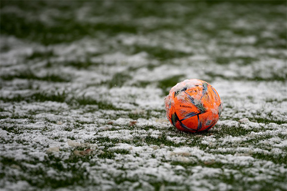 Die Schneefälle lassen einen Spielbetrieb auf dem Kunstrasen nicht zu.