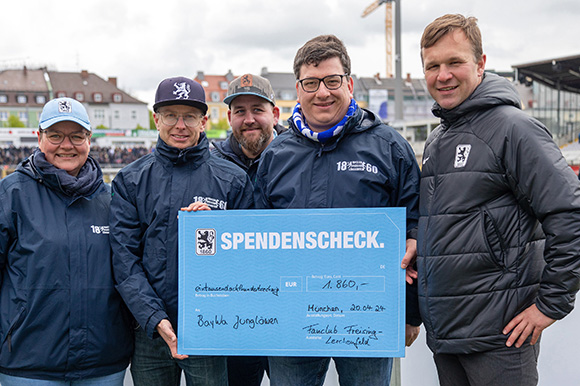 Der TSV 1860 Fanclub Freising Lerchenfeld ließ sich vor der Westkurve feiern. Foto: Anne Wild