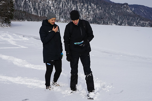 Thomas Gründobler (li.) und Ralf Santelli (re.) kommunizieren bei der Schneeschuhwanderung mit der zu leitenden Gruppe. Foto: Joachim Mentel 